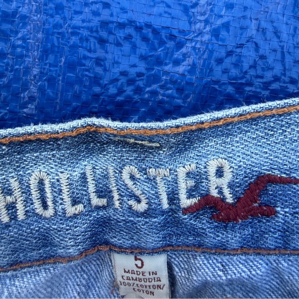Hollister Distressed Blue Jeans size 5 low rise with seagull pocket embroidery